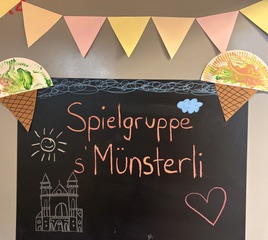 Unsere Willkommenstafel im Eingang – mit dem Basler Münster
