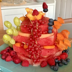 Fruchttorte aus Melone, Beeren und Trauben zum Znüni