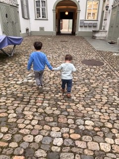 Hand in Hand unterwegs in der Basler Altstadt