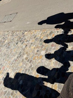 Schattenspiele auf dem Kopfsteinpflaster